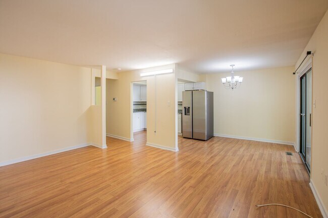 Building Photo - Charming 2 BR/1.5 BA Townhome in Montgomer...