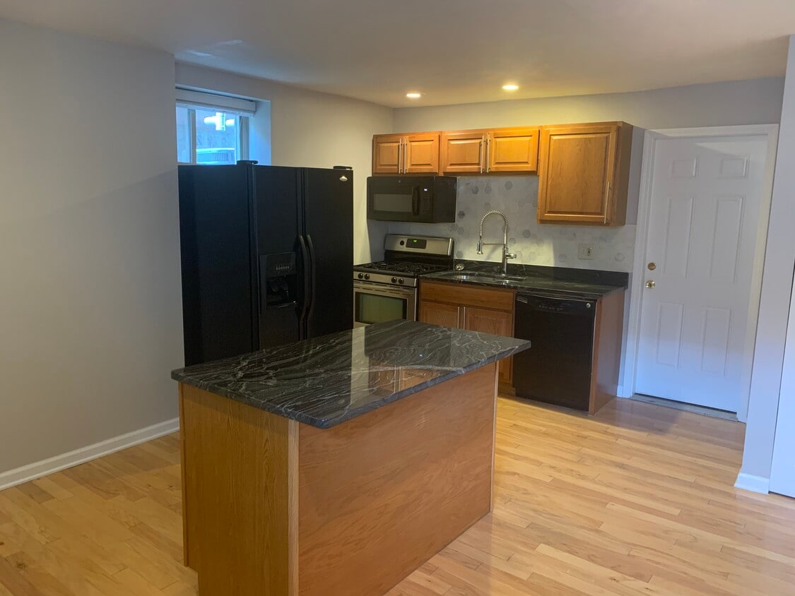 Gorgeous fully equip. Kitchen - Tiled backsplash - 5931 Walnut St