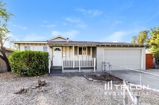 Building Photo - 325 Ladera Dr