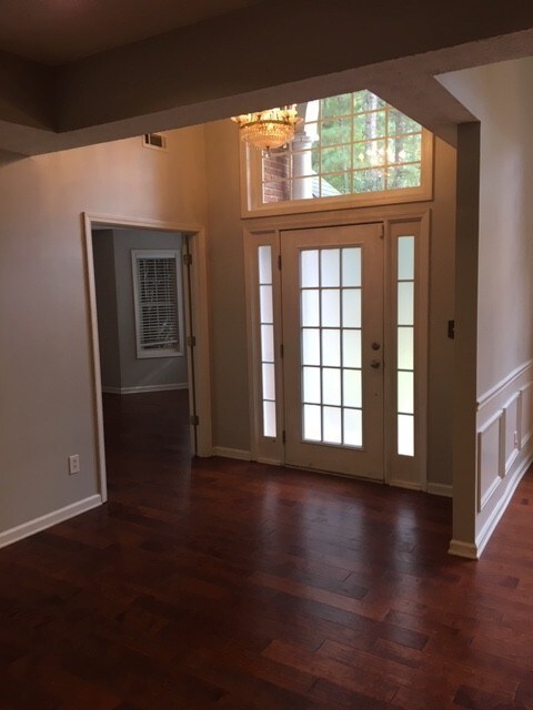 Building Photo - In Ground Pool and large Master Bedroom