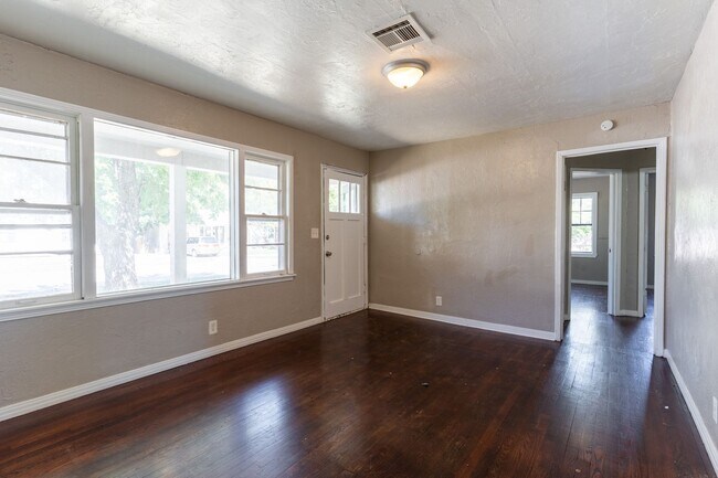 Foto del edificio - Spacious 4-Bedroom Home with Easy Access t...