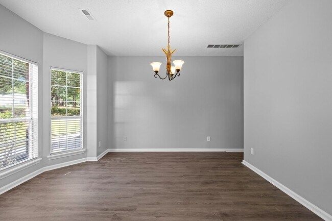 Foto del edificio - Updated 4BR Home in Northgate District with Huge Back Deck
