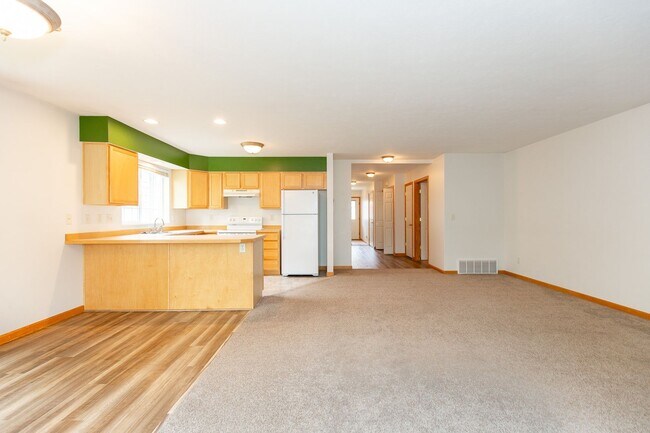 Foto del edificio - Centrally located Home with an Attached Garage