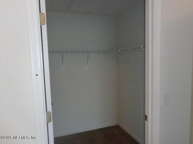 Foto del edificio - 7920 Merrill Rd