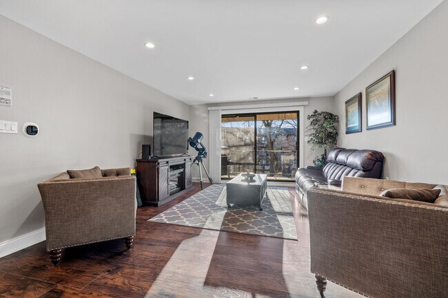 Foto del edificio - 7502 Farmingdale Dr