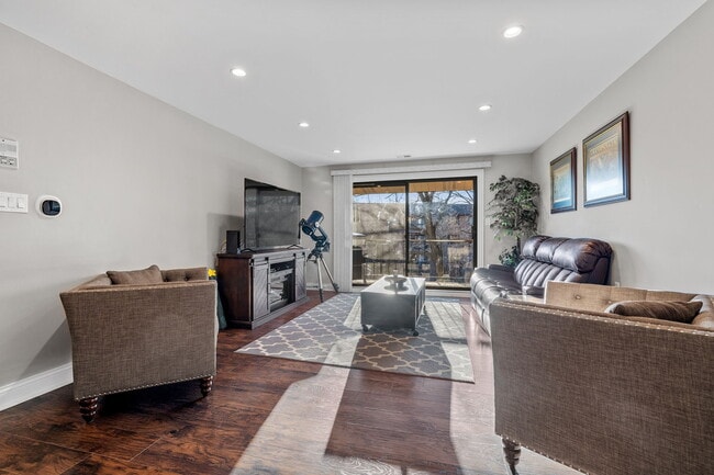 Building Photo - 7502 Farmingdale Dr