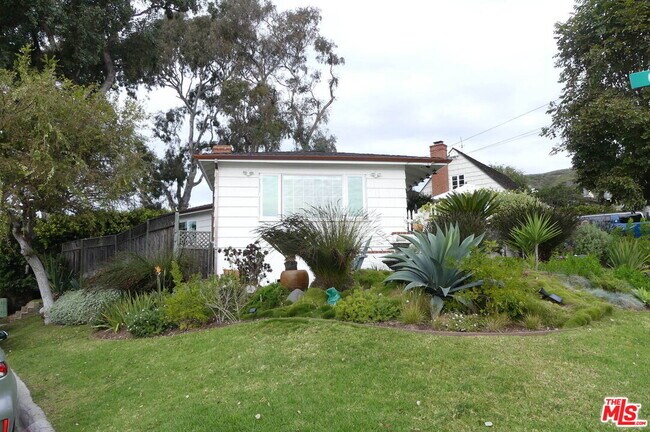 Building Photo - 100 Chiquita St