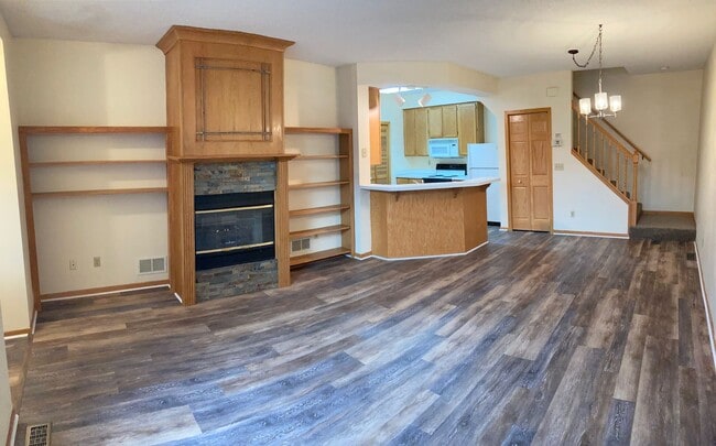 Building Photo - 2BR Woodbury Townhome in Perfect Location!