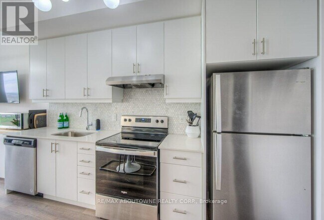 Photo du bâtiment - 3200-3200 William Coltson Ave