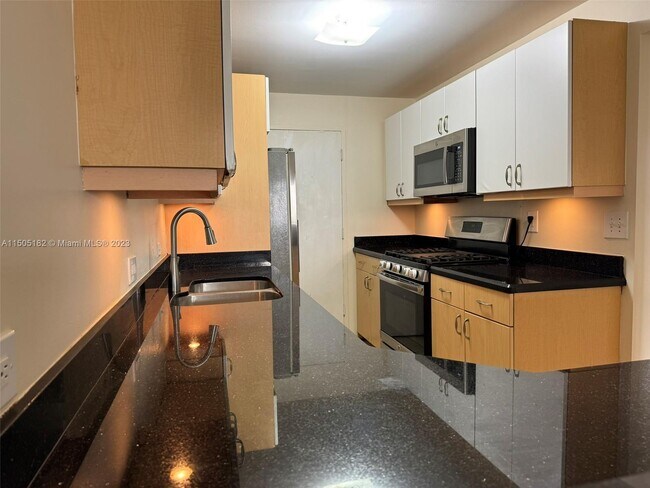 Foto del edificio - 6900 N Kendall Dr