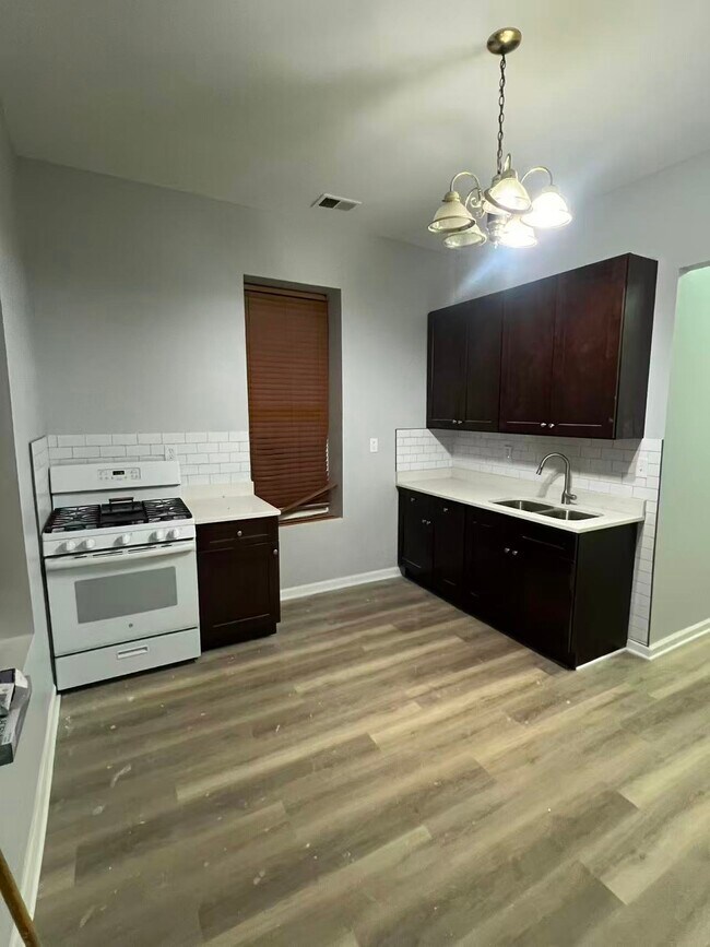 Foto del edificio - 3252 W Armitage Ave