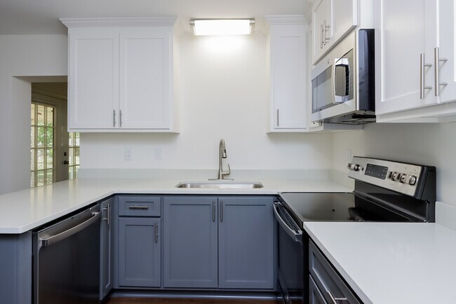 Building Photo - Charming 4 Bedroom in Prattville!