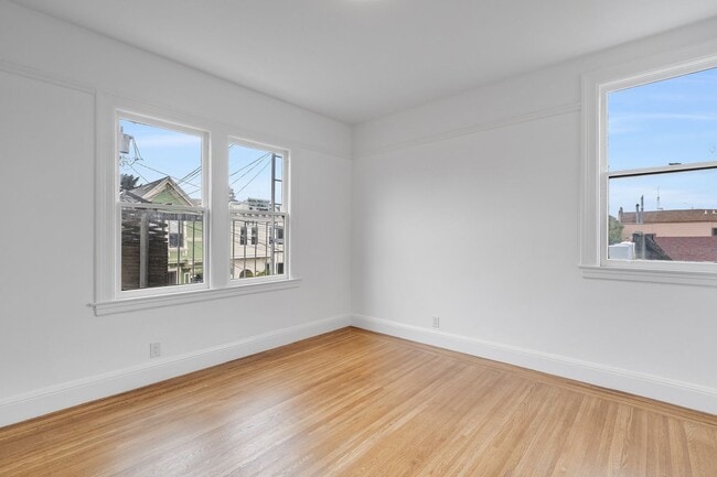Building Photo - Newly remodeled top floor, pet friendly 1B...