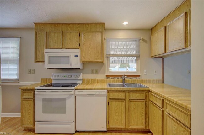 Building Photo - 923 Chatsworth Dr