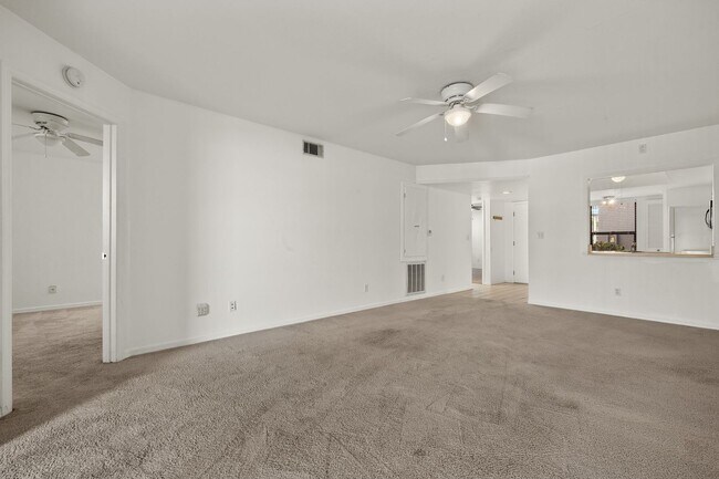 Foto del edificio - JK - Gulf access with dock and lift Boaters and Canal View Lover's Delight - 2 bedroom 2 bathroom...