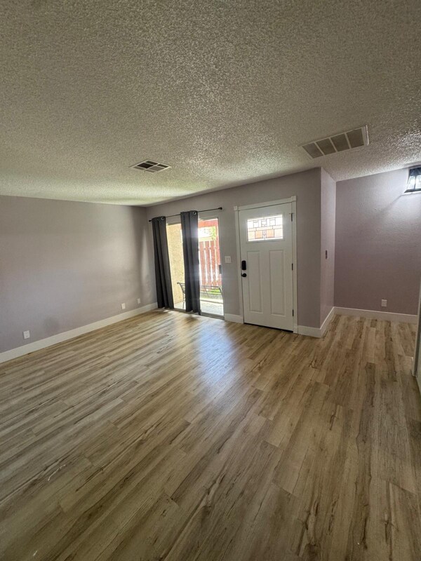 Foto del edificio - 457 N Lamb Blvd