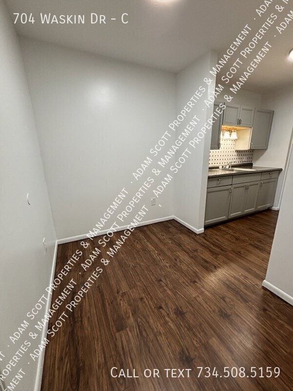 Building Photo - 704 Waskin Dr