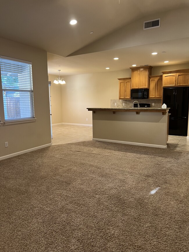 Building Photo - 2880 Bancroft Dr