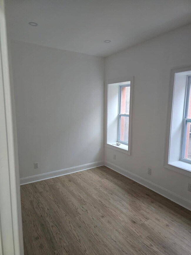 Foto del edificio - 2050 Strauss St