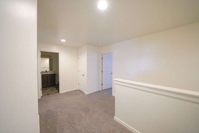 Foto del edificio - Spacious Townhome for Rent – Prime Location!