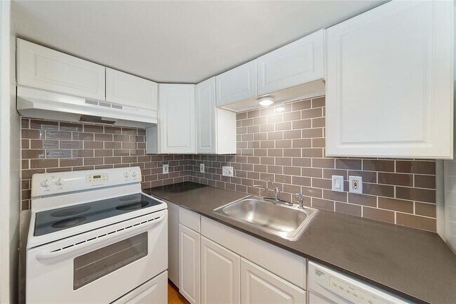 Foto del edificio - 2500 Burleson Rd