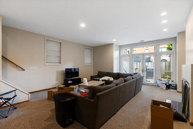 Foto del edificio - 2338 N Greenview Ave