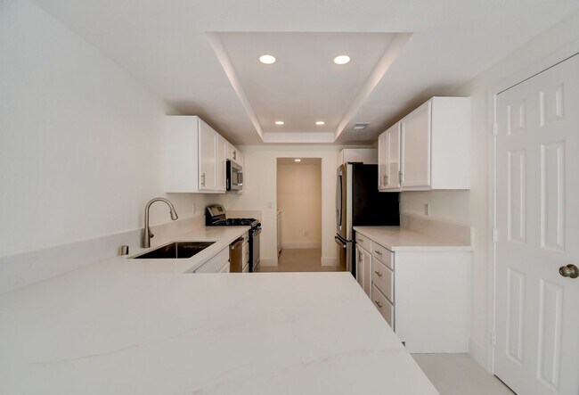 Foto del edificio - Beautifully renovated two-story home tucked inside a quiet, tree-lined community in the heart of ...