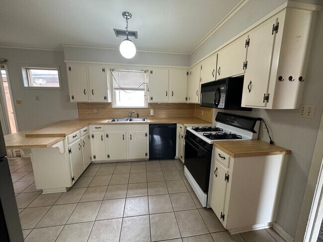 Building Photo - Large 3 Bedroom Home