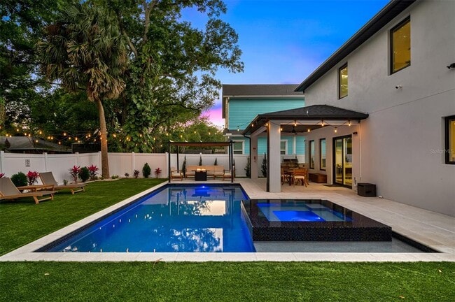 Building Photo - 902 W Plymouth St