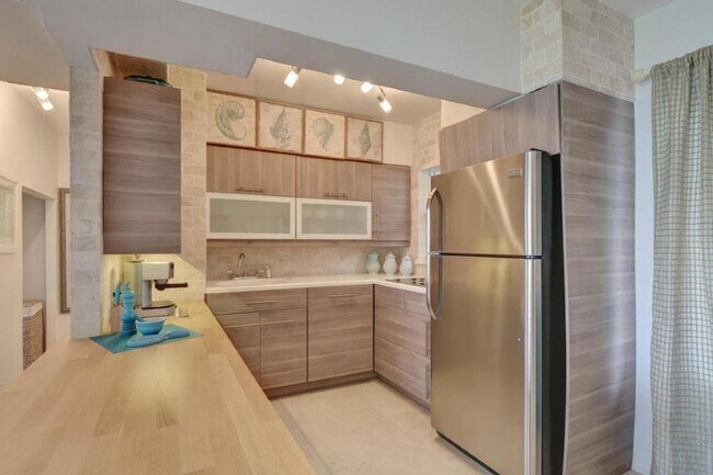 Kitchen - 1043 Hillsboro Mile