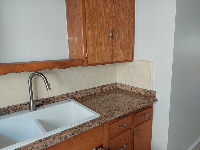 Building Photo - 1005 N Orange Grove Ave