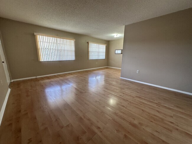 Foto del edificio - 4800 Rilma Ave