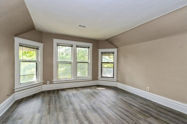 Building Photo - 800 Kimball