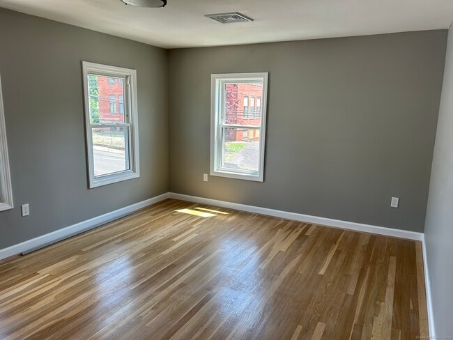 Building Photo - 38 Beecher St