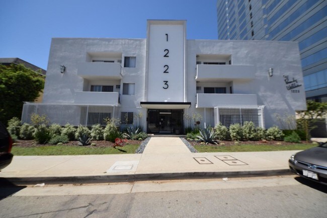 Building Photo - 1223 S Bundy Dr
