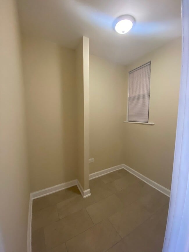 Building Photo - 1341 W Touhy Ave