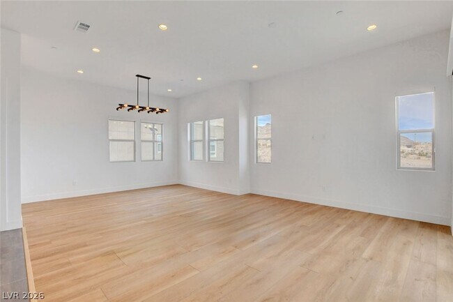 Building Photo - 670 Grey Saker St