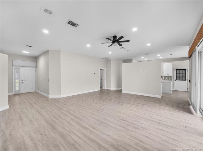 Building Photo - 701 SE Michaels Ct