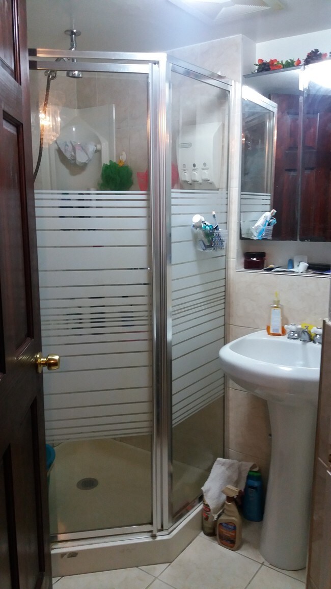 Foto del edificio - 32-04 83rd St