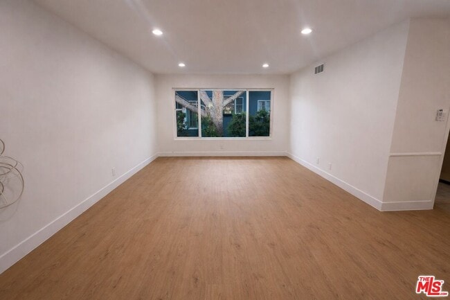 Foto del edificio - 447 S Palm Dr