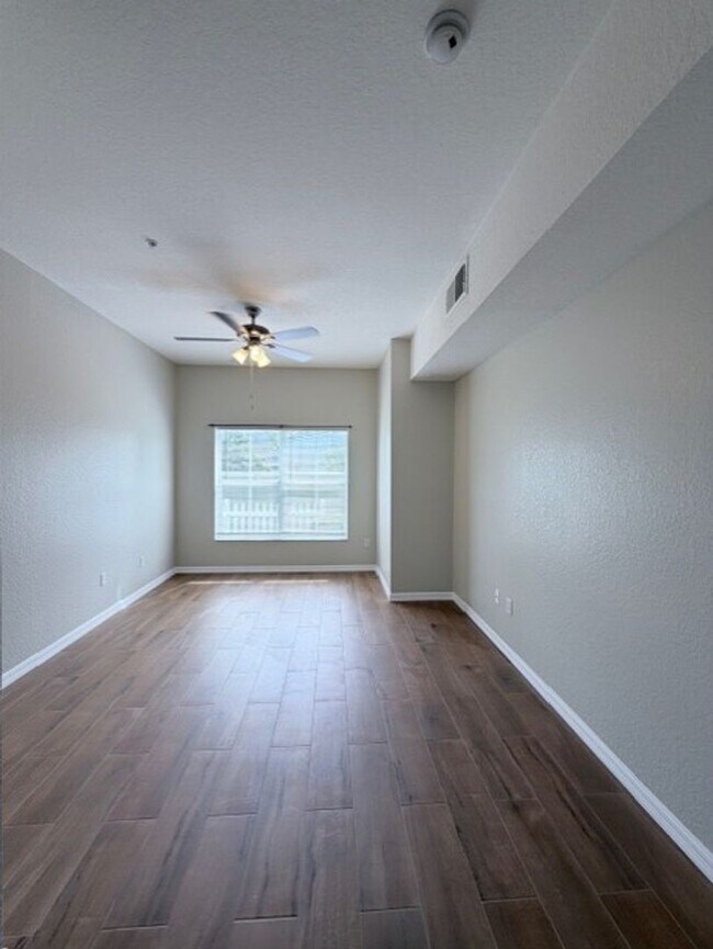 Building Photo - 3 bed 2 bath Townhome in Resort Style Community Near The Loop