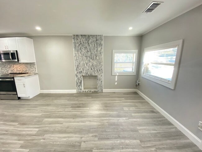 Building Photo - 241 E Church Ave