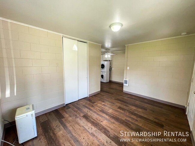 Building Photo - 1 Bed/1 Bath Duplex in Oakridge!