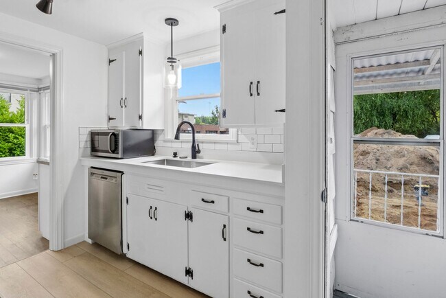 Foto del edificio - Updated 2 bed 1 bath Wedgewood area home