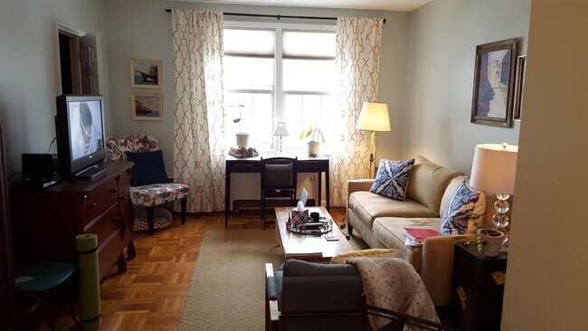 Living room with large windows - 250 N Thomas St