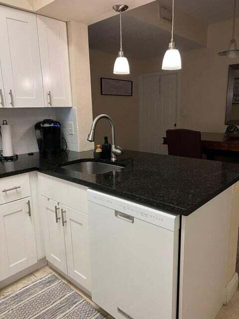 Foto del edificio - 621 Cypress Lake Blvd
