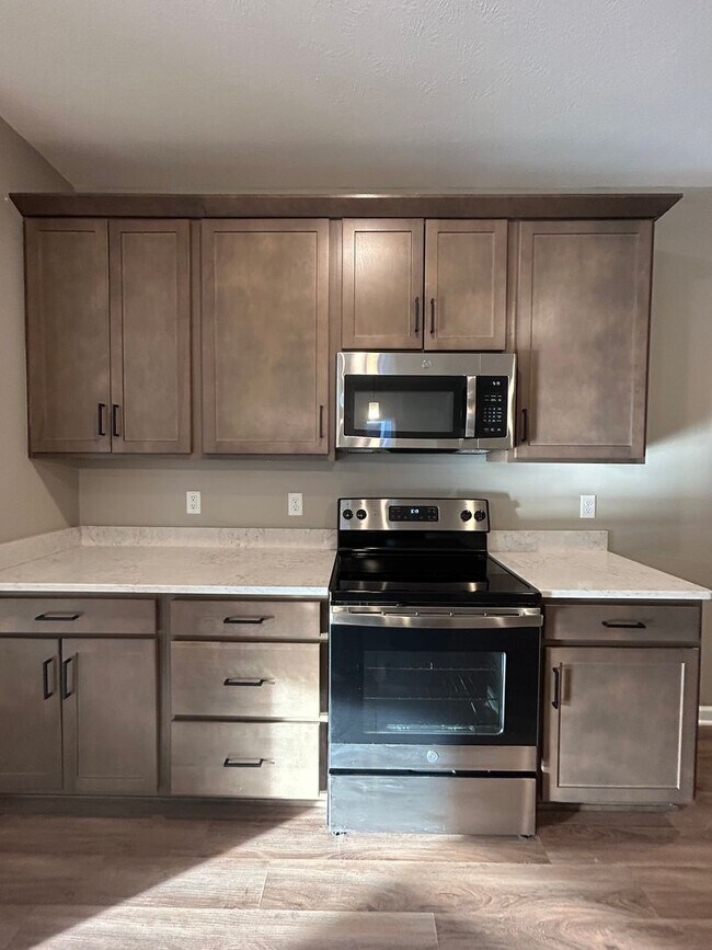 Building Photo - Newly Built 3-bed and 3-bath Townhome: 178th and Giles