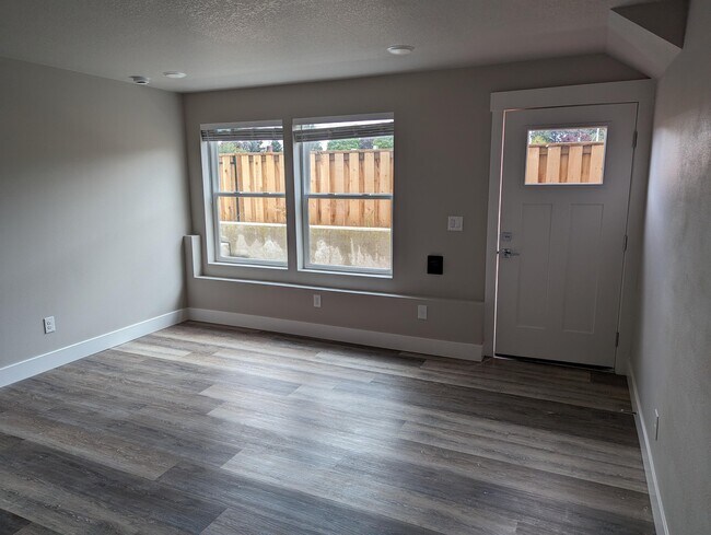 Foto del edificio - 9857 NE Everett Ct