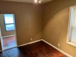 Suite principal con amplia sala de estar - 7948 S Drexel Ave