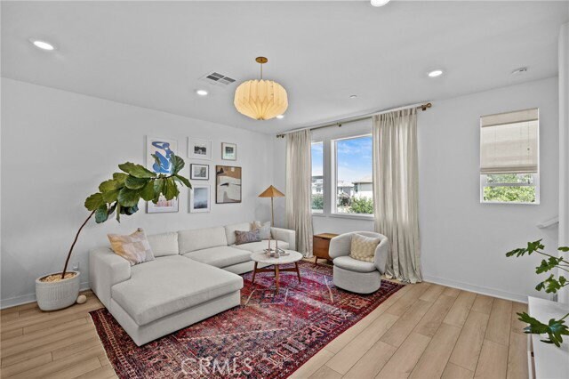 Building Photo - 323 Adela